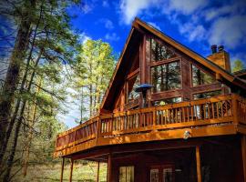 Wandering Elk Cabin，位于Pine的酒店