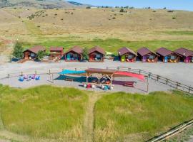 Emigrant Cabins Tiny cabin near Yellowstone，位于Emigrant的酒店