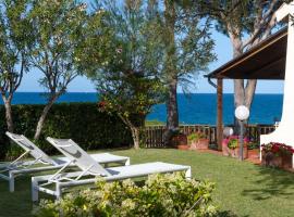 Villa Giulia fronte mare con spiaggia privata，位于切法卢的酒店