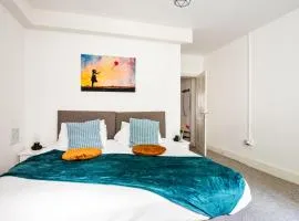 The Sand Bank - Flat 1, cosy, central Bournemouth, sleeps 4, 7 min from the beach, PET FRIENDLY, parking, WIFI, kitchen,washer,private exit