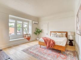 Stay Portland - The Sullivan's Gulch Lodge - 94 WalkScore，位于波特兰的酒店