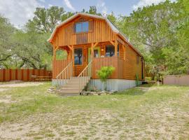 Cozy Couples Cabin Retreat in Concan!，位于康肯的酒店