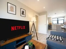 Modern 2 Bedroom Flat, Central Chatham, Self Check-in