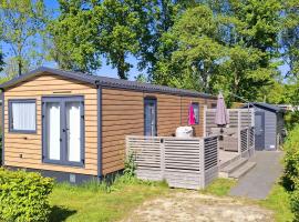Ferienhaus Chalet Spaciosa Lauwersmeer，位于劳雷尔苏格的酒店