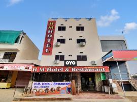 Hotel O HM & Restaurant，位于Begās的酒店