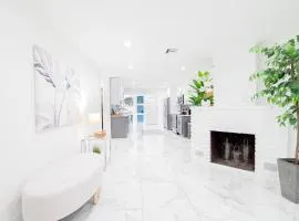 West Palm Beach Elegant 5BR with Hot Tub and Fire Pit Near Beach