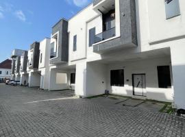A Cozy 4 Bedrooms Terrace Home Located in Orchid Road，位于莱基的酒店