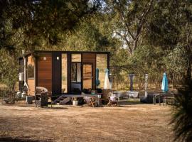 Womburra Vineyard Tiny Stay by Tiny Away，位于Redbank的酒店