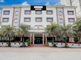 Palette Anand Formerly Hotel La Casa Inn，位于阿南德的酒店