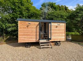 Kilden Hut - Perranwell Station，位于Perranwell的带热水浴缸的酒店