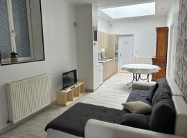 Appartement rénové, RDC, proche commodités，位于阿尔芒蒂耶尔的酒店
