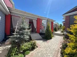 Raduga West 'Emerald' Cottage