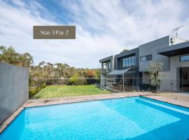 Augusta Private Acre Escape in Mount Martha with pool，位于玛莎山的酒店