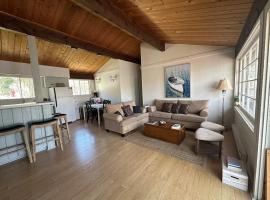 Cozy lakeside Cottage on 3 Mile Lake with Wifi，位于Windermere的酒店