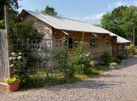 Santa's Lodge at The Cotswold Reindeer Herd，位于Ampney Crucis的山林小屋
