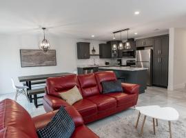 Charming, modern, luxury house with garage，位于里弗维尤的酒店