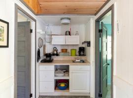 Romantic Cozy Cabin Perfect for Couples near Hanover, New Hampshire，位于Lyme的酒店