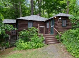 Lovely Four-Bedroom Cabin with Lake Access near Hanover, New Hampshire，位于Lyme的酒店