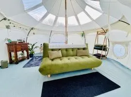 Luxury Stargazing Glamping - Seren Aur with Hot Tub