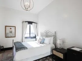 The Signature Queen with Mountain Views