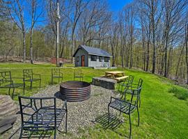 Fire Pit and Gas Grill Secluded Studio in Milford!，位于Milford的酒店
