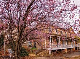 Unique Vacation Rental with Mountain Views near Jim Thorpe, Pennsylvania，位于Andreas的酒店