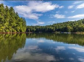 Lakefront Home with Private Dock on Lake Glenville，位于Cullowhee的酒店