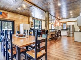 Maine Home with Hot Tub and Snowmobile Trail Access!，位于East Milton的酒店