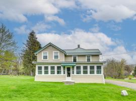 Getaway in Sodus Point with Private Yard，位于Sodus的酒店
