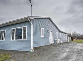 Charming Four-Bedroom Cabin Rental near Long Lake in Aroostook County, Maine，位于Lavertue的酒店