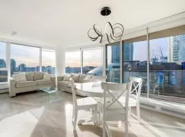 Bright 3BR Downtown Vancouver Condo w Pool & Gym