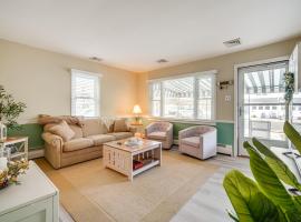 1 Block to Brigantine Beach Breezy Home with Patio!，位于布里根泰恩的酒店