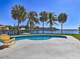 Pool, Dock and Kayaks Waterfront Palmetto Home，位于Palmetto的酒店