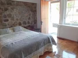 Hotel Boutique - Chalet de Piedra，位于圣何塞德迈波的酒店