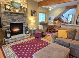 Our Heart's Desire- spacious 3 BR condo with hot tub in great location!，位于麦克亨利的酒店