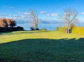 Appartement tout confort pieds dans l'eau avec vue imprenable , pause nature，位于Anthy的酒店