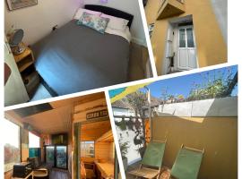 Little Brighton Beach Apartments - also separate Spa Cabin，位于布莱顿霍夫的酒店