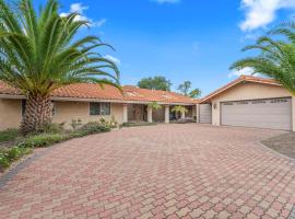 Home in San Diego! The Blue Leaf with 3bed 2bath, Golf, Large Yard!，位于伯纳多牧场的酒店