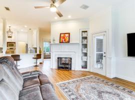 Spacious Family Retreat in Fort Worth Area!，位于Aledo的酒店
