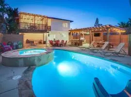 4BR Retreat - Pool Bar Play Area - Walk to Beach