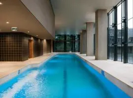 Spencer St Serenity Stylish Urban Escape in the CBD