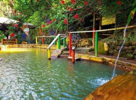Tia's Bamboo Cottages Restaurant, Bar & Sulphur Spa，位于罗索的酒店