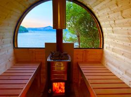 Mfr伊勢志摩 本館 貸切リゾートホテル，位于鸟羽的带泳池的酒店