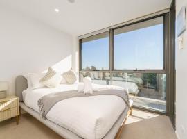 Top-Floor Apartment Near Shops and Aboretum views - Hosted by Canstay，位于Phillip的酒店