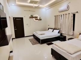 Divine Stay - Luxurious Villa, By AP villas and Resorts，位于乌贾因的酒店