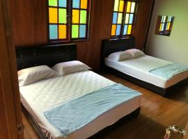Quadruple Traditional Wooden GuestHouse，位于浮罗山背的酒店