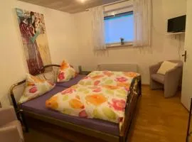 Zimmer 1 inkl eigenem Bad und Parkplatz