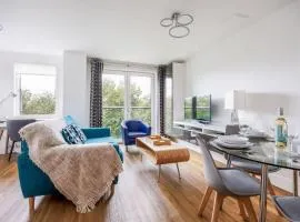 Treetops - Modern Apartment, Moments from Poole Quay