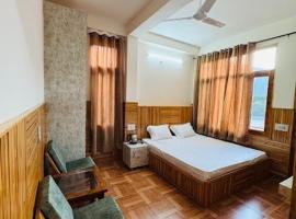 KK Homestay Bhuntar - By Soma Stays，位于Shamshi的酒店