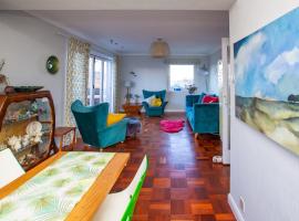 Mid-Century Gem Steps from the Beach，位于爱丁堡的酒店